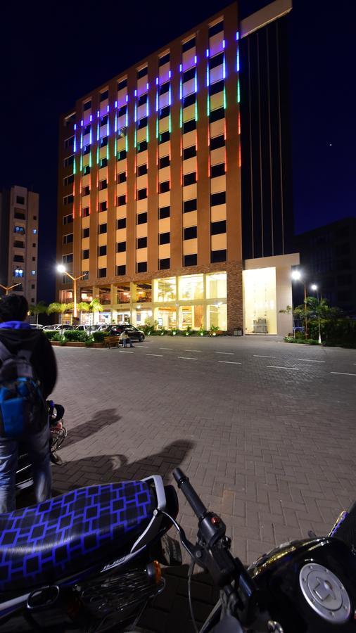Hotel H - Sandhill Hotels Private Limited Ānand Dış mekan fotoğraf